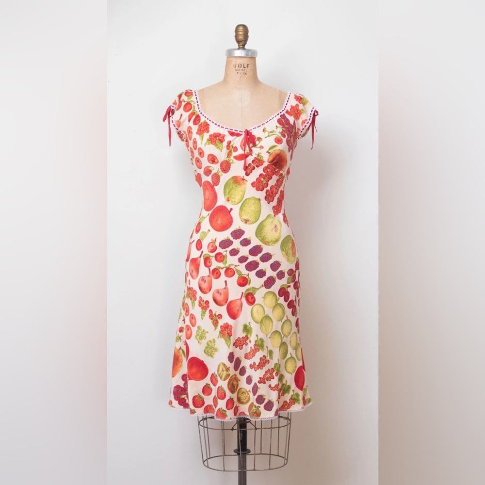 MAJOR ISO Betsey Johnson fruit print!